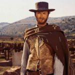 Uma imagem de Clint Eastwood caracterizado como Pistoleiro Sem Nome no filme 'Três Homens em Conflito', de 1966.